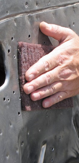 Scuffing steel with non-woven pad